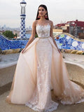 Vestidos de novia largos sirena con cuello joya, cola de capilla y encaje de tul