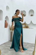 Langes Meerjungfrau-Abendkleid mit schulterfreiem Satin und Perlenbesatz und Schlitz