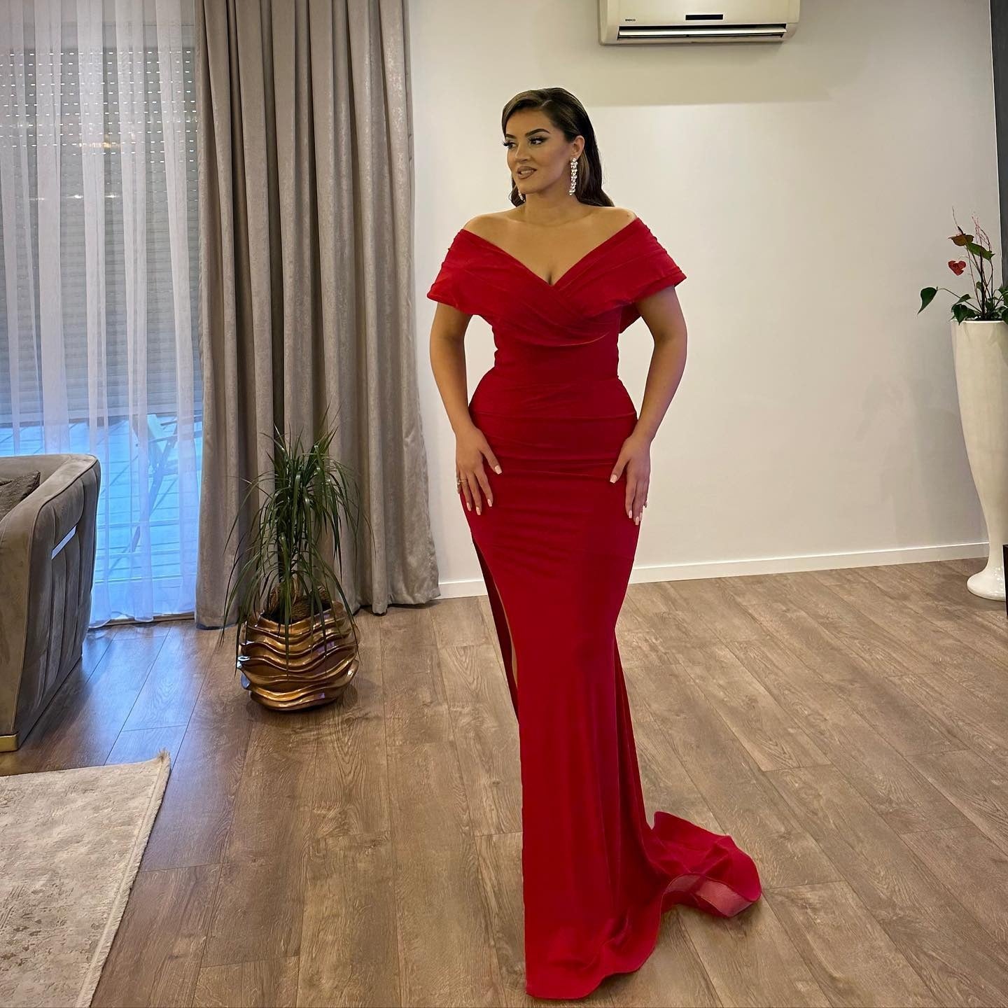 Vestidos de baile compridos em cetim vermelho com racha e decote sereia e ombro de fora