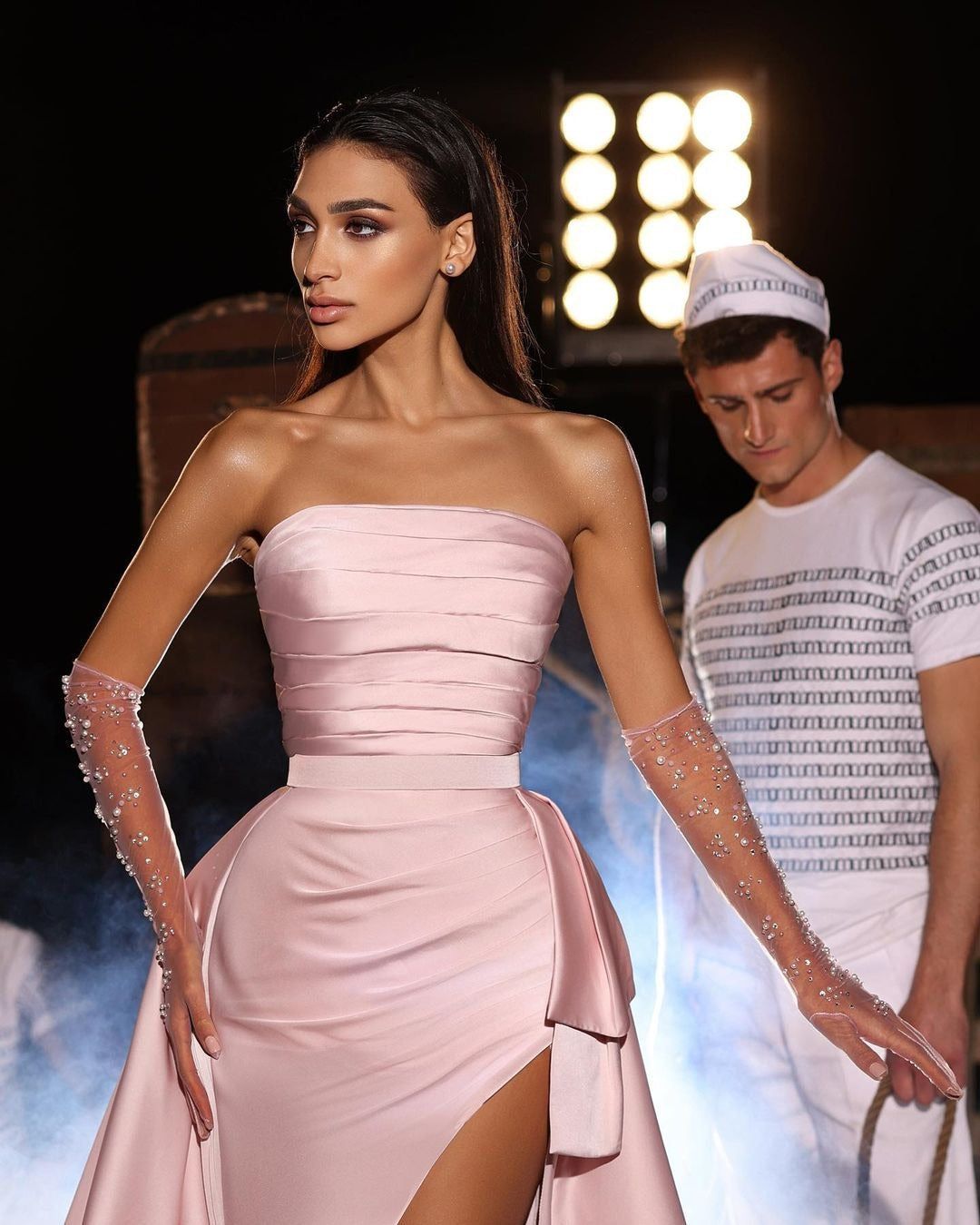 Vestidos de baile compridos de cetim sem mangas, estilo sereia, sem alças e com racha