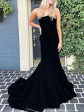 Vestido de noche largo formal negro estilo sirena sin tirantes de terciopelo para graduación