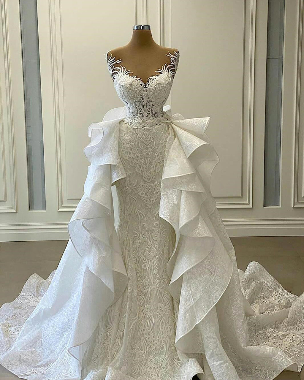 Langes Meerjungfrau-Sweetheart-Spitzenkleid mit Applikationen und abnehmbarer Schleppe
