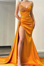 Vestido de festa comprido sereia com decote em coração, franzido, em cetim, com racha frontal e cauda lateral