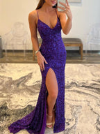 Langes Meerjungfrau-Ballkleid mit V-Ausschnitt und rückenfreiem Pailletten-Ballkleid mit Schlitz in Lila