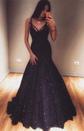 Langes Meerjungfrau-Ballkleid mit V-Ausschnitt und Spaghettiträgern und Pailletten
