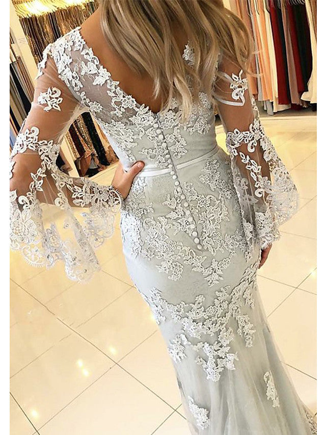 Vestido de festa comprido sereia com decote em V, cauda comprida, renda e tule, com mangas