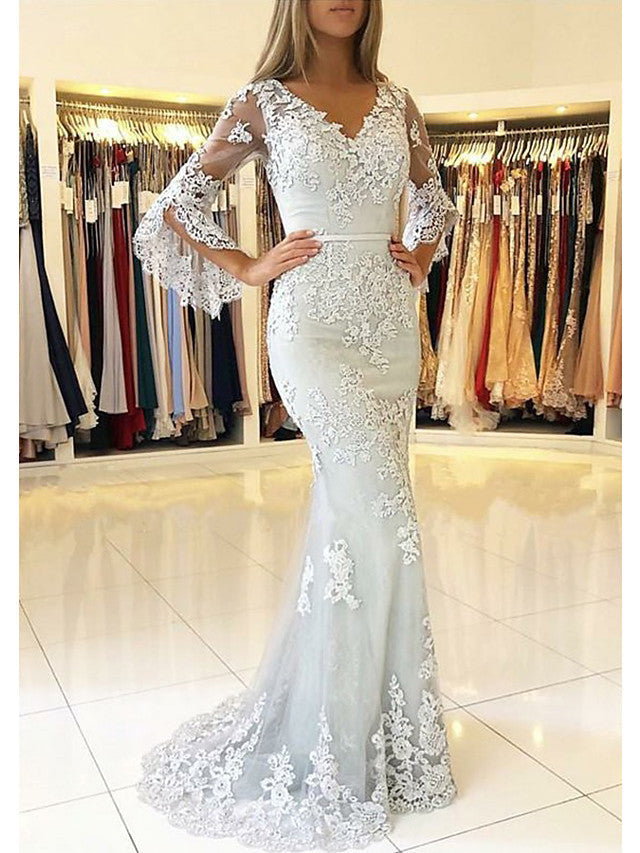 Vestido de festa comprido sereia com decote em V, cauda comprida, renda e tule, com mangas