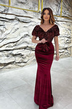 Langes Meerjungfrau-Ballkleid mit V-Ausschnitt und Glitzer-Samt und Ärmeln