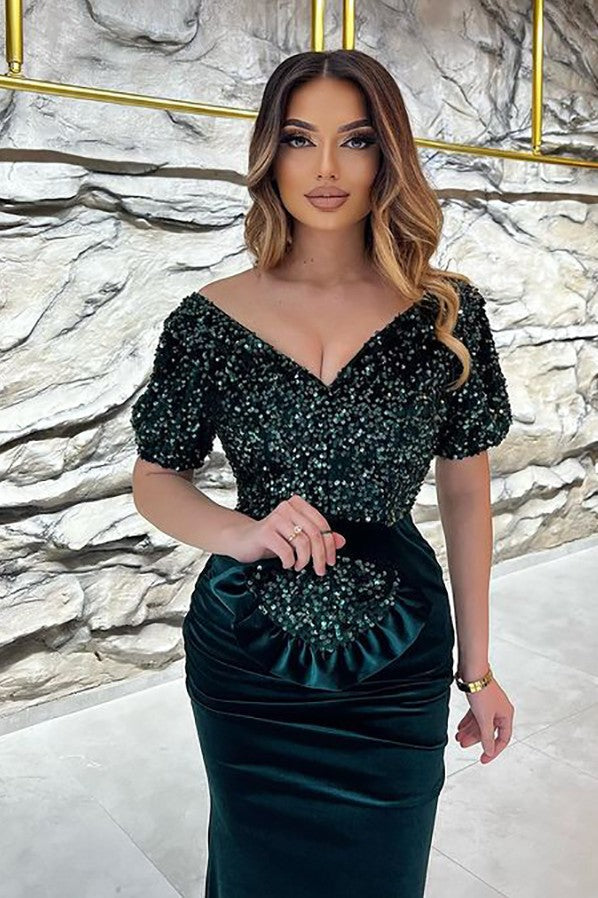 Langes Meerjungfrau-Ballkleid mit V-Ausschnitt und Glitzer-Samt und Ärmeln