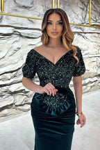 Langes Meerjungfrau-Ballkleid mit V-Ausschnitt und Glitzer-Samt und Ärmeln