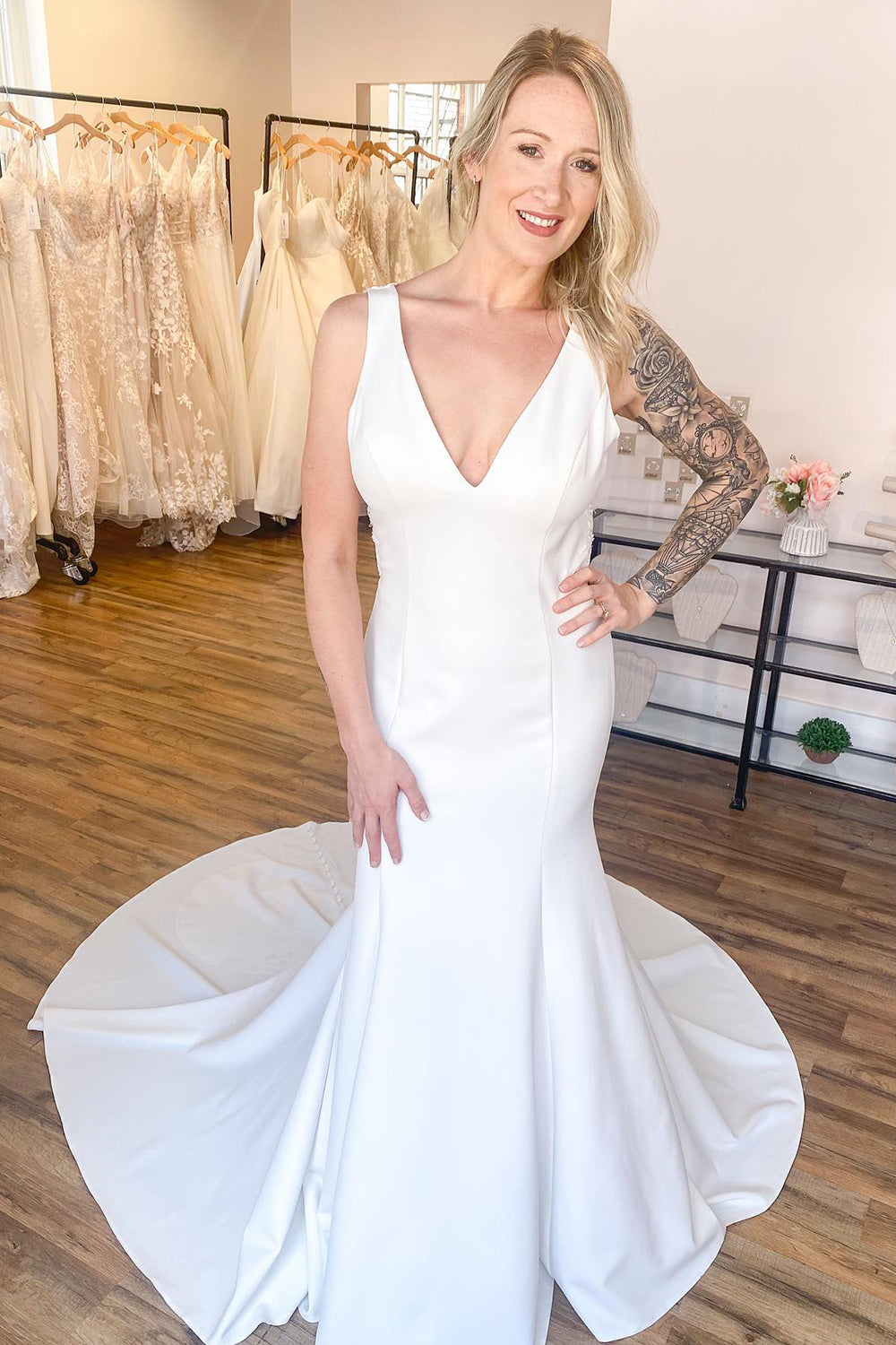 Langes Meerjungfrau-V-Ausschnitt-Brautkleid mit breiten Trägern und freiem Rücken
