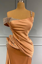 Vestido de noite comprido cor de vinho, ombros descobertos, folhos, estilo sereia, com missangas