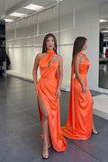 Vestido de Gala Largo de Sirena en Satén Color Naranja con Tirantes al Cuello y Abertura