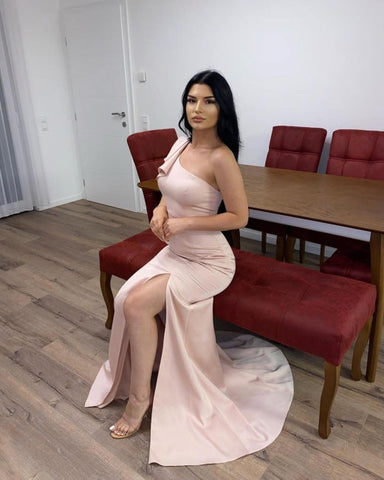 Langes, schlichtes Meerjungfrau-Ballkleid mit einer Schulter und Schlitz in Rosa