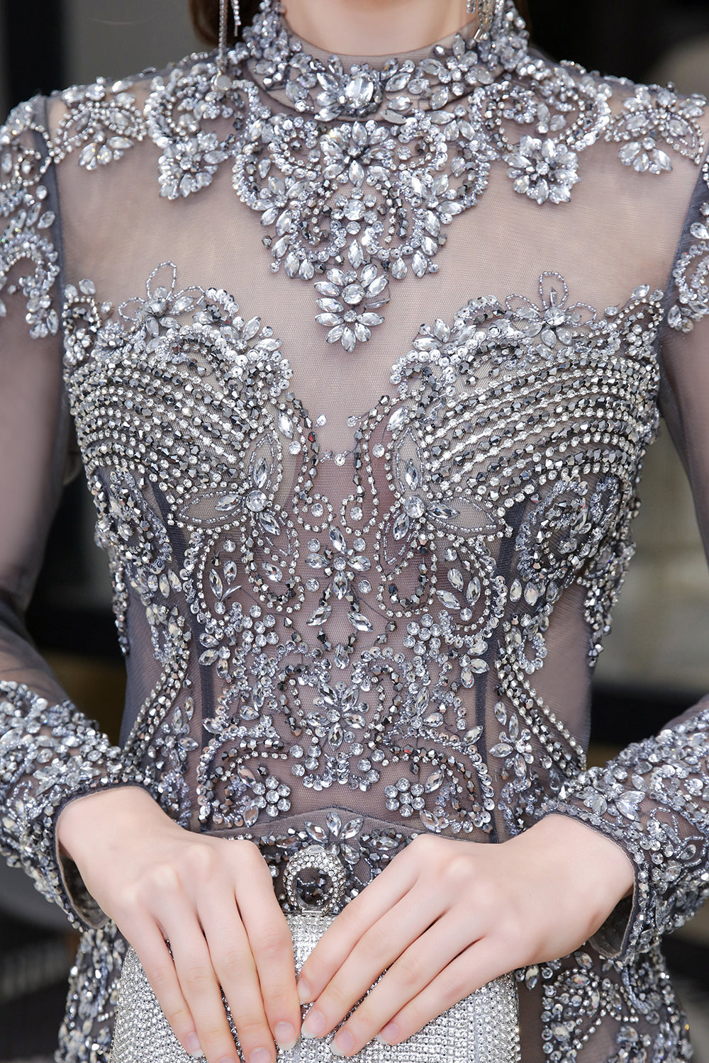 Vestidos de noite de manga comprida com lantejoulas e gola alta