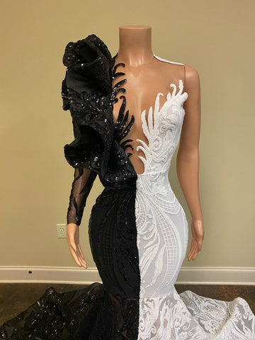 Vestido de baile de renda sereia preto e branco com mangas compridas