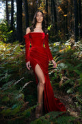 Vestido de noche largo de sirena en terciopelo burdeos con hombro descubierto, mangas largas y abertura