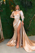 Langärmliges, hochgeschlossenes Meerjungfrau-Abendkleid aus Satin mit Schlitz