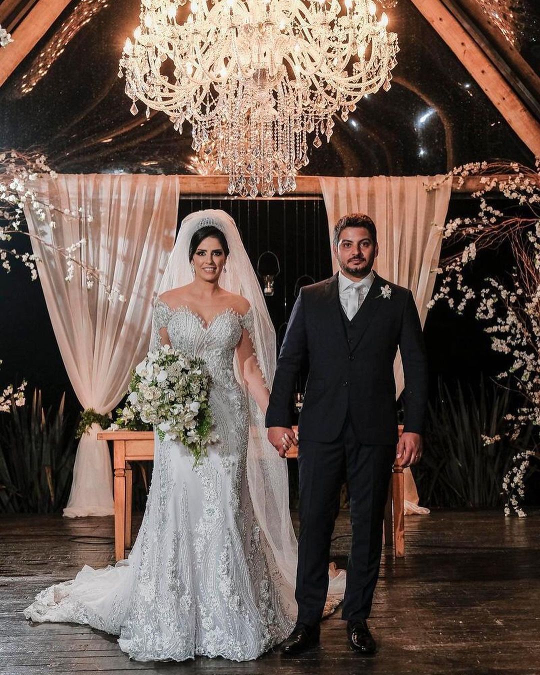Langarm Meerjungfrau-Trägerlos-Tüll-Brautkleid mit Applikationen und Spitze