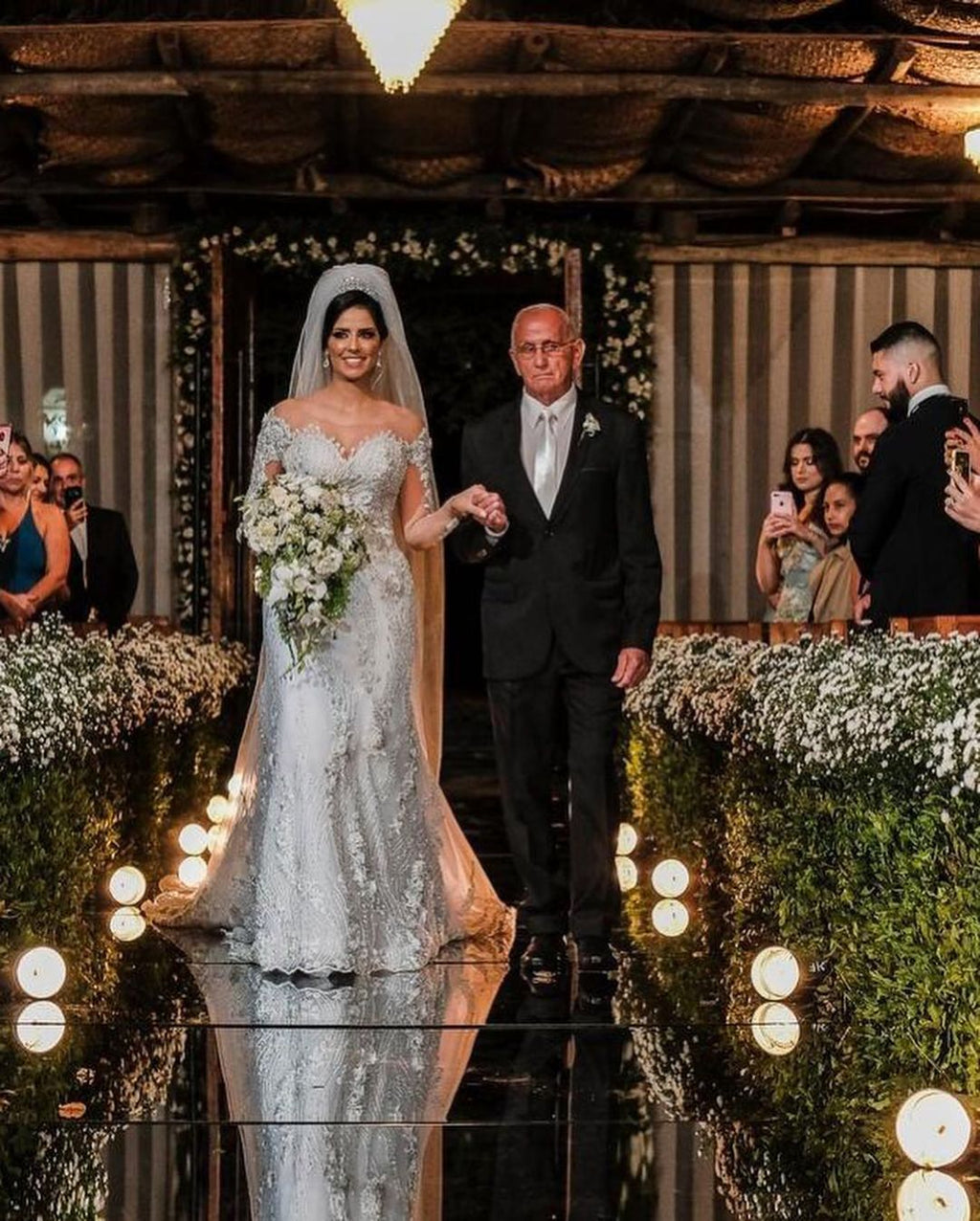 Langarm Meerjungfrau-Trägerlos-Tüll-Brautkleid mit Applikationen und Spitze
