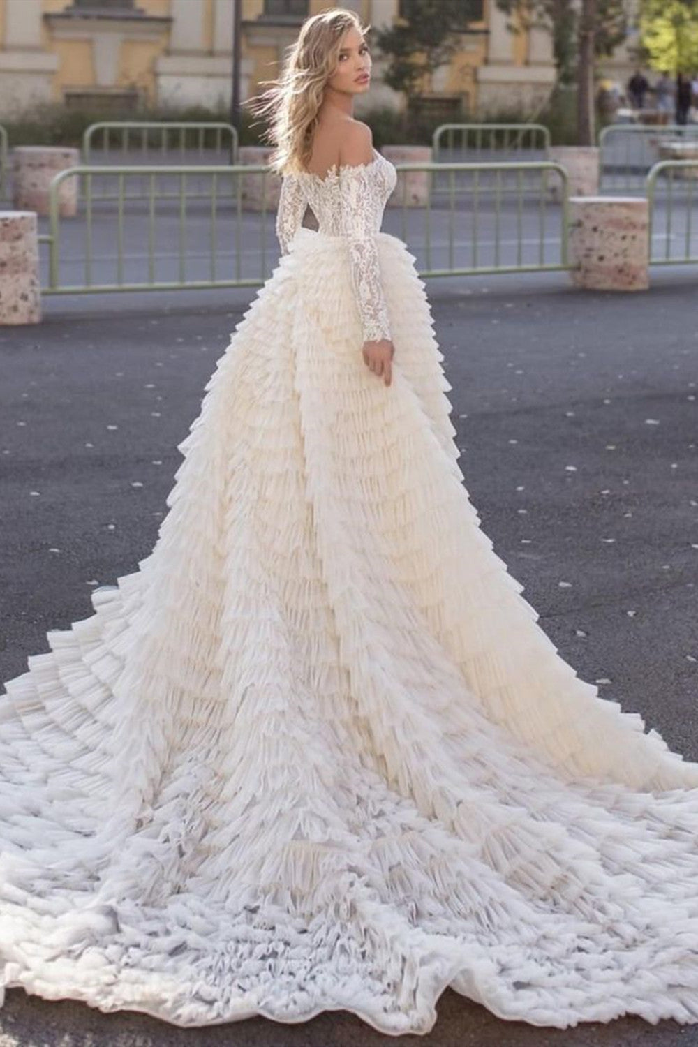 Schulterfreies Meerjungfrauen-Brautkleid mit langen Ärmeln und Schleppe