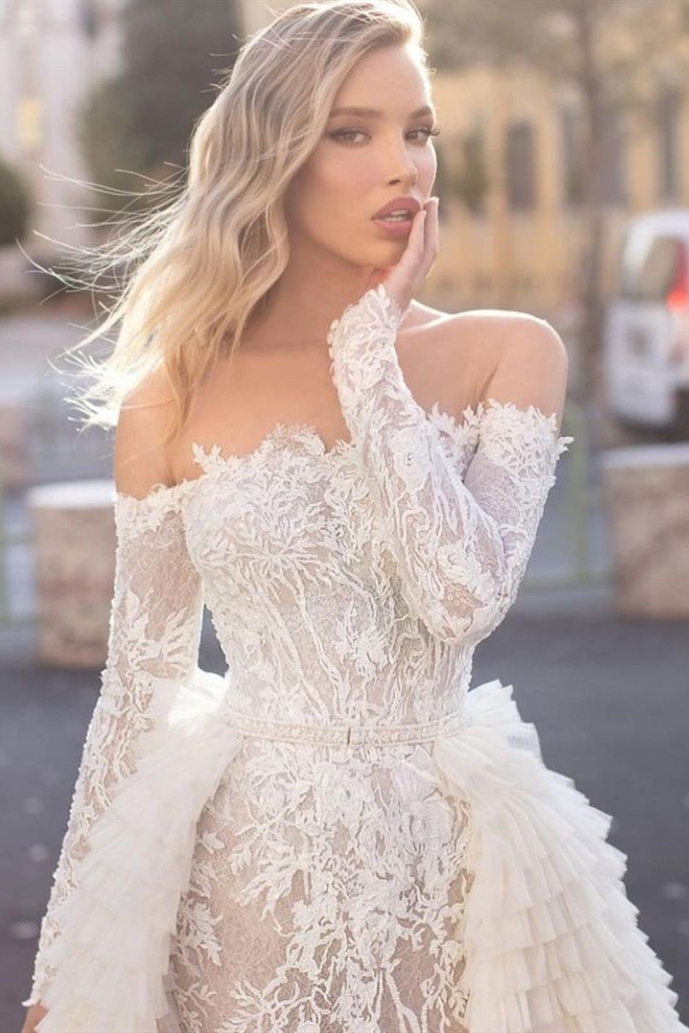 Schulterfreies Meerjungfrauen-Brautkleid mit langen Ärmeln und Schleppe