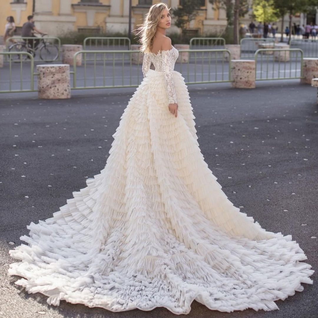 Schulterfreies Meerjungfrauen-Brautkleid mit langen Ärmeln und Schleppe