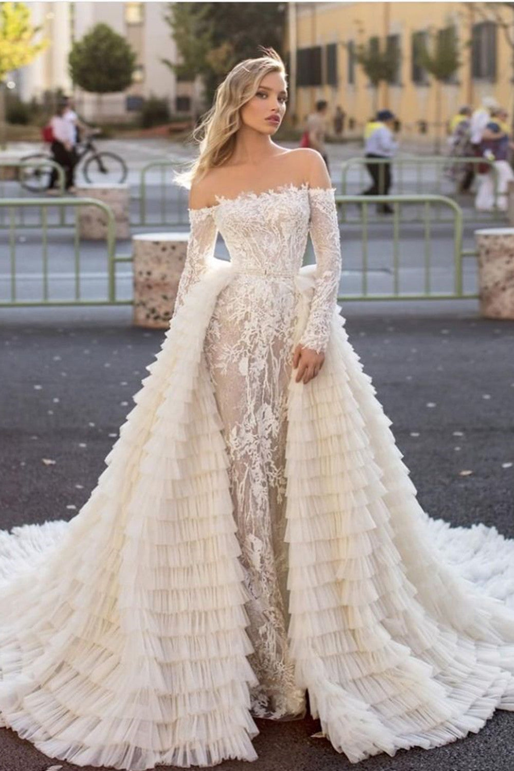 Schulterfreies Meerjungfrauen-Brautkleid mit langen Ärmeln und Schleppe