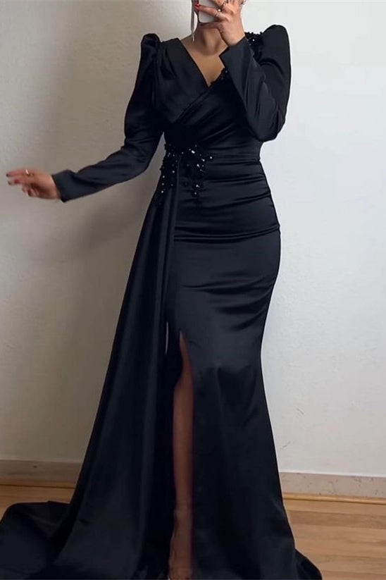 Vestido de festa verde escuro com mangas compridas, folhos, missangas, cetim, sereia, racha frontal