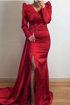 Vestido de festa verde escuro com mangas compridas, folhos, missangas, cetim, sereia, racha frontal