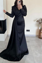 Vestido de festa verde escuro com mangas compridas, folhos, missangas, cetim, sereia, racha frontal