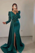 Vestido de Noche de Gala Estilo Sirena en Satén de Color Verde Oscuro con Mangas Largas, Volantes, Cuentas y Abertura Frontal