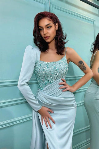 Vestido de festa de cetim sereia com lantejoulas e mangas compridas e racha