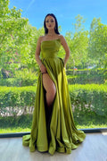Langes, trägerloses A-Linien-Ballkleid aus Satin mit Schlitz vorne und Taschen