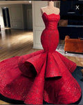 Vestido formal largo sirena sin tirantes con abalorios y volantes