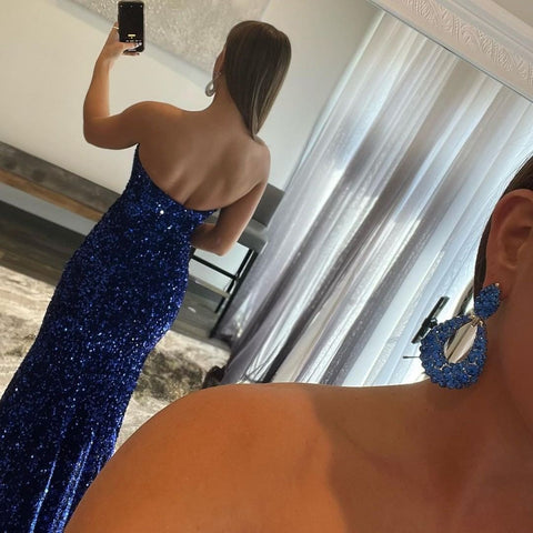 Vestido de festa comprido sem alças com lantejoulas e racha estilo sereia