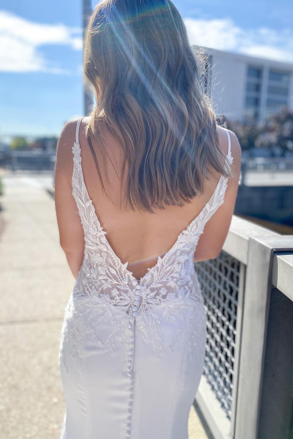 Langes Brautkleid mit Herzapplikationen, Spitze und offenem Rücken in Meerjungfrauenform