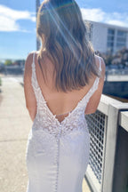 Langes Brautkleid mit Herzapplikationen, Spitze und offenem Rücken in Meerjungfrauenform