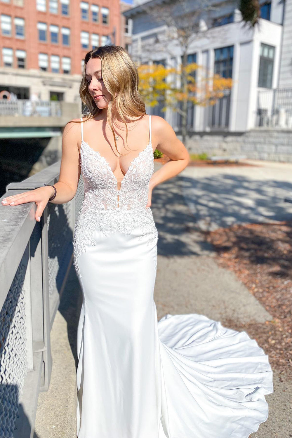 Langes Brautkleid mit Herzapplikationen, Spitze und offenem Rücken in Meerjungfrauenform