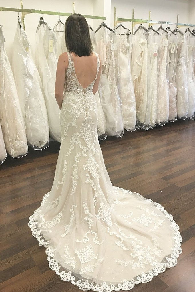 Langes V-Ausschnitt-Brautkleid mit breiten Trägern, Spitze und offenem Rücken in Meerjungfrauensilhouette