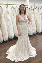 Langes V-Ausschnitt-Brautkleid mit breiten Trägern, Spitze und offenem Rücken in Meerjungfrauensilhouette