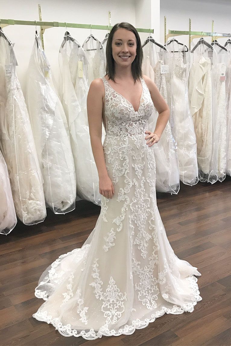 Langes V-Ausschnitt-Brautkleid mit breiten Trägern, Spitze und offenem Rücken in Meerjungfrauensilhouette