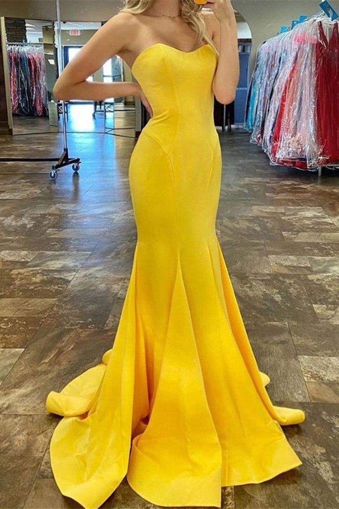 Vestido de festa longo amarelo sereia de cetim sem alças