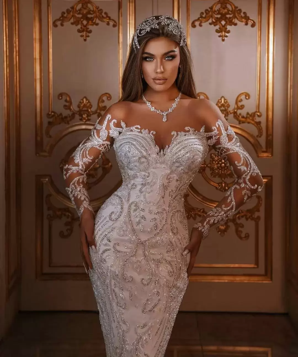 Luxuriöses langes Meerjungfrau-Sweetheart-Satin-Sweep-Train-Kleid mit Ärmeln und floralen Applikationen