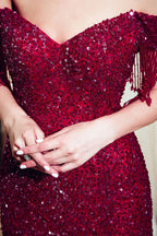 Luxuriöses schulterfreies, bodenlanges Abendkleid mit Pailletten und V-Ausschnitt