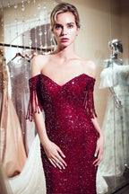 Luxuriöses schulterfreies, bodenlanges Abendkleid mit Pailletten und V-Ausschnitt