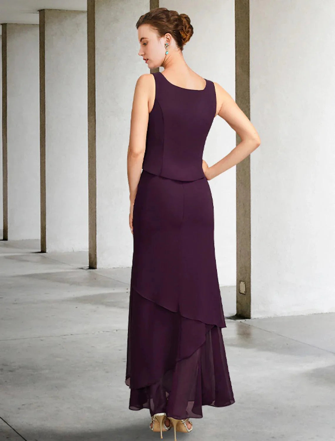 Vestido de mãe da noiva em duas peças, corte A, plus size, elegante, decote quadrado, comprimento até ao tornozelo, chiffon, sem mangas, casaco incluído, com pérolas e missangas