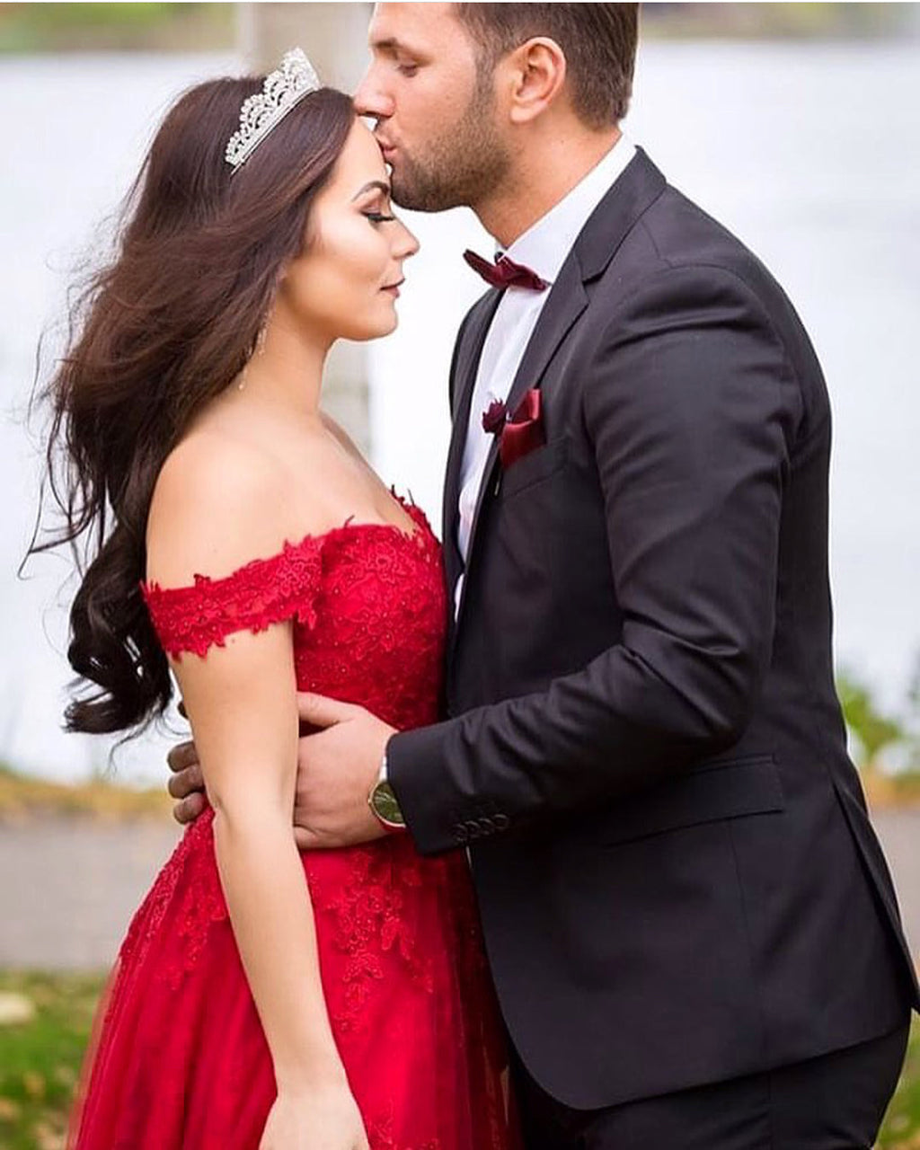 Wunderschönes, schulterfreies, langes Ballkleid aus Tüllspitze in A-Linie