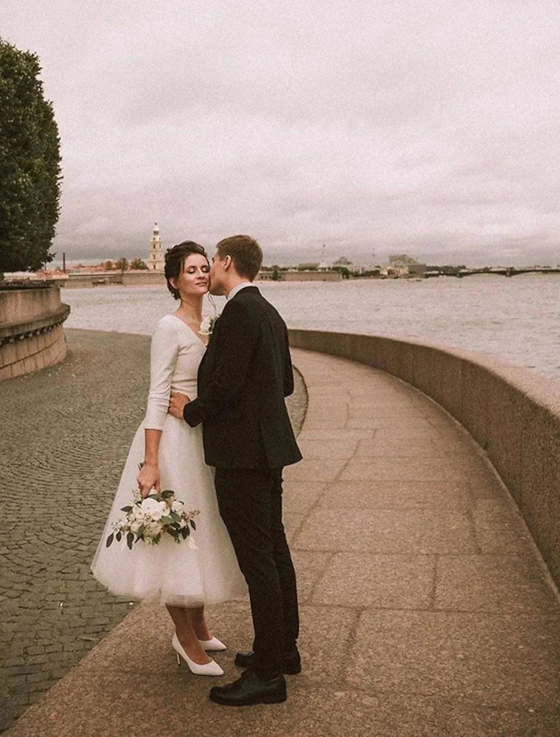 Reception Vintage 1940s / 1950s Little White Dresses Fall Wedding Dresses A-Line V Neck Long Sleeve Tea Length Satin Bridal Gowns With Solid Color