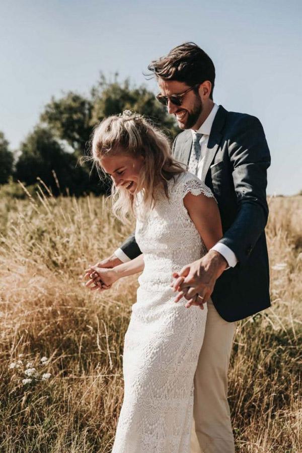 Nixen-Rückenfreies Spitzen-Boho-Kurzarmkleid Bohemian Brautkleid